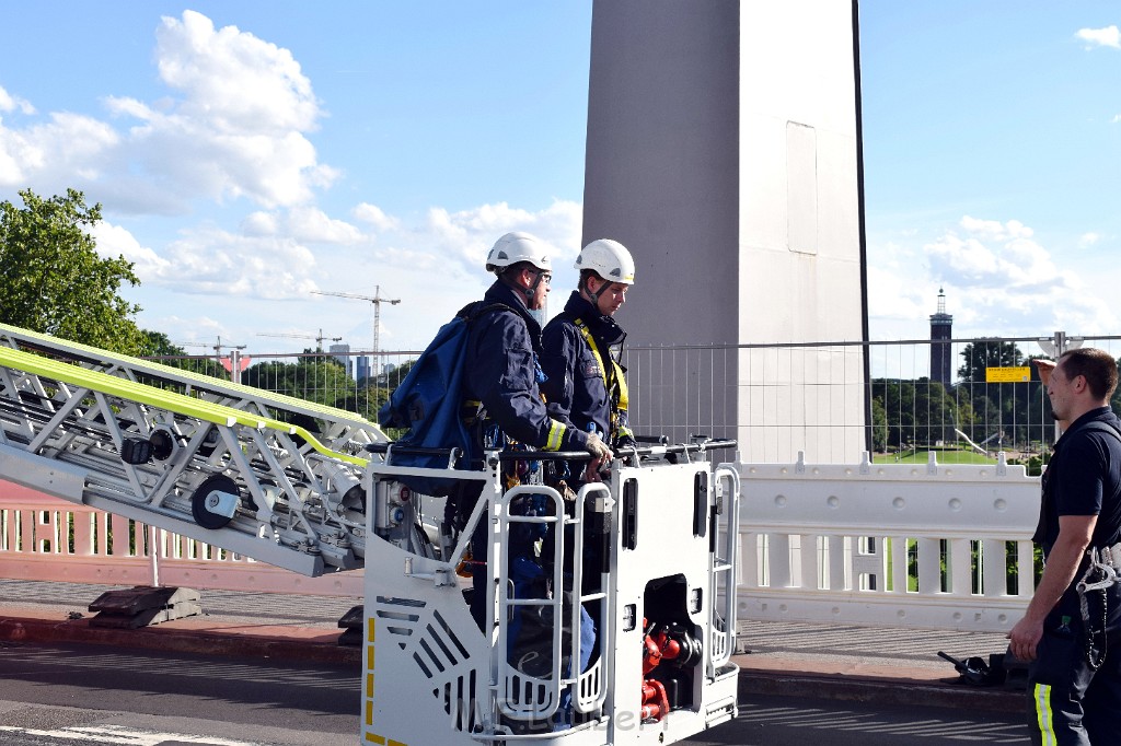 Koelner Seilbahn Gondel blieb haengen Koeln Linksrheinisch P423.JPG